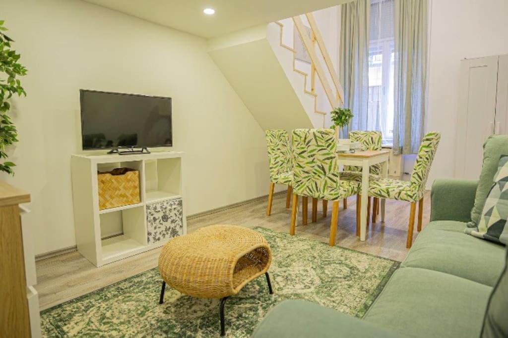 Cosy Flat In Akacfa Str., Aya Apartment Budapest Ngoại thất bức ảnh